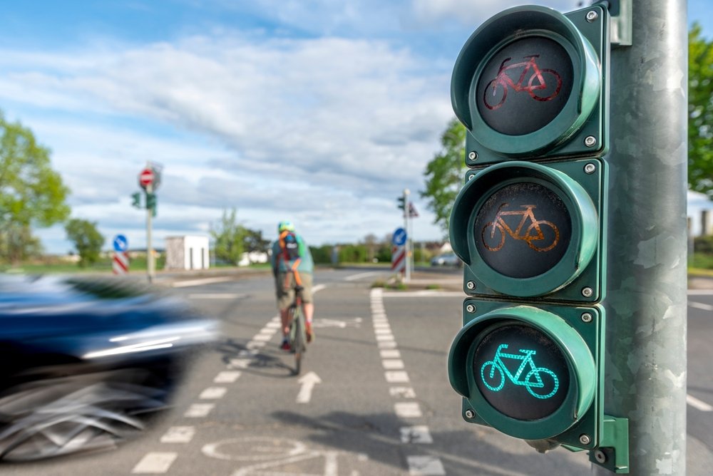 Cyclist riding through a Los Angeles intersection with a bicycle traffic signal